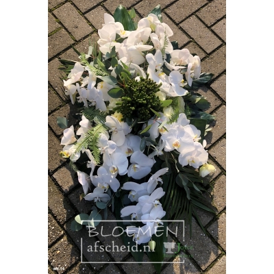 Rouwarrangement ovaal van witte orchideeën en rozen 
